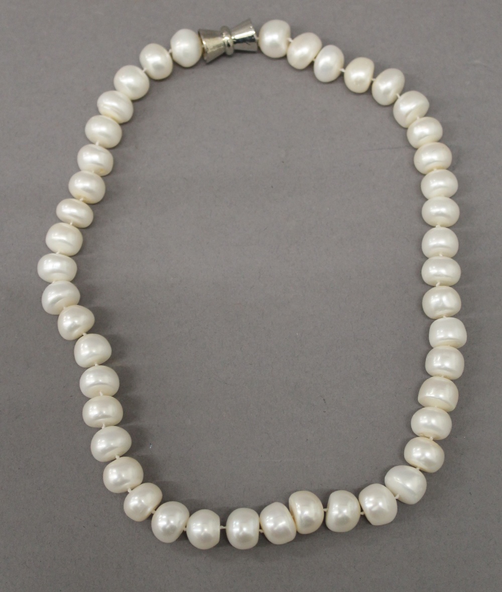 A pearl bead necklace. 44 cm long.