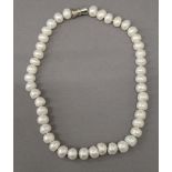 A pearl bead necklace. 44 cm long.