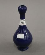 A small Chinese blue onion top vase. 16.