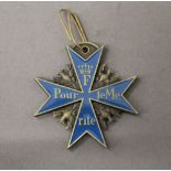 An enamel decorated medallion. 5 cm high.