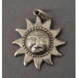 A 925 silver pendant formed as the sun. 2.5 cm high. 3.4 grammes.