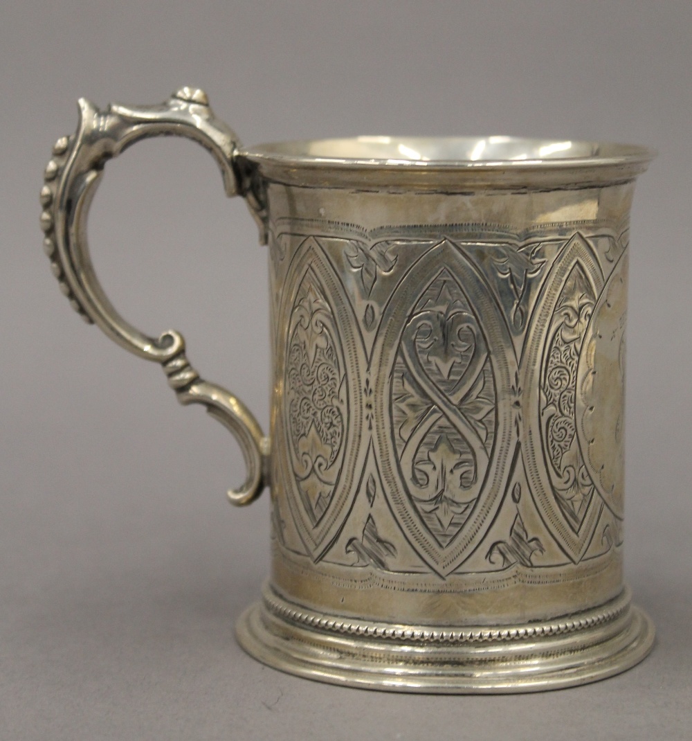 A small Victorian silver tankard. 9 cm high. 4.2 troy ounces. - Image 2 of 5