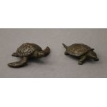 Two bronze models of turtles. The largest 5 cm long.