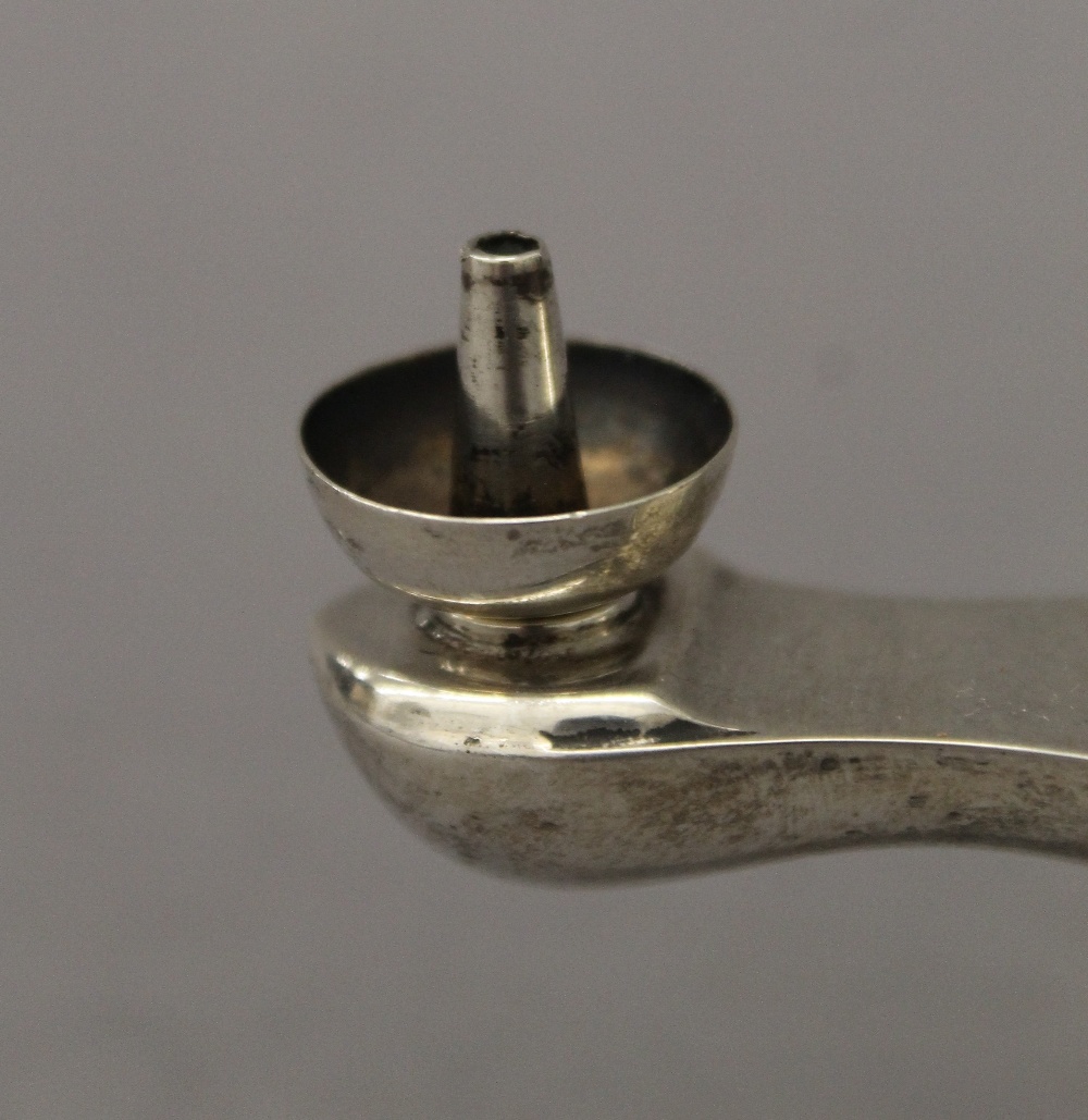 A silver table lighter formed as an oil lamp. 14 cm long. 106.8 grammes total weight. - Image 3 of 6