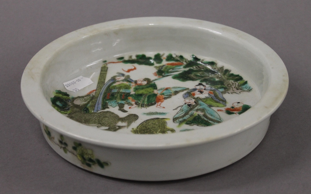 A Chinese famille verte porcelain dish. 21 cm diameter.