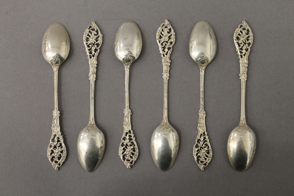 A cased set of silver teaspoons. 2.5 troy ounces. - Image 2 of 5