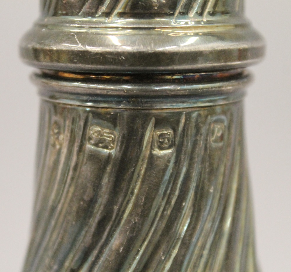 A silver sugar caster. 21 cm high. 5.5 troy ounces. - Image 3 of 3