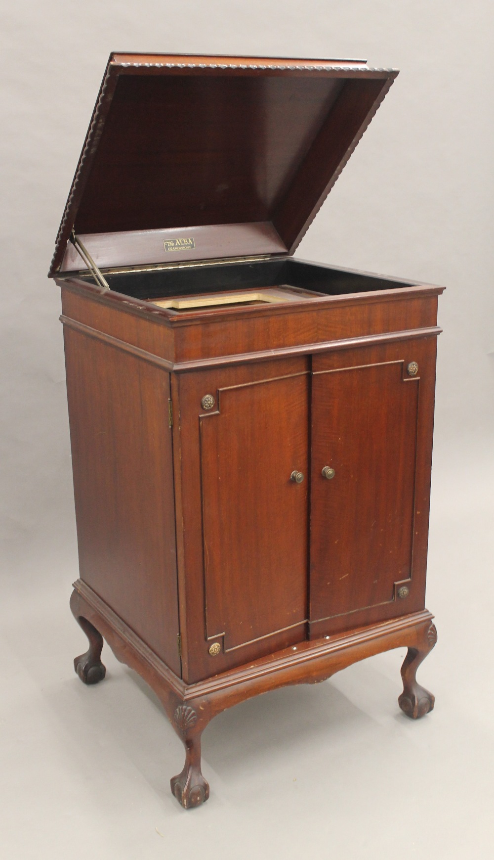 A mahogany gramophone cabinet (lacking gramophone). 58.5 cm wide. - Image 3 of 5