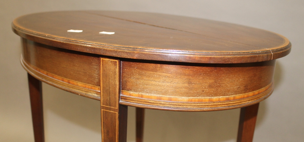 An Edwardian mahogany oval centre table. 73 cm long. - Image 3 of 4