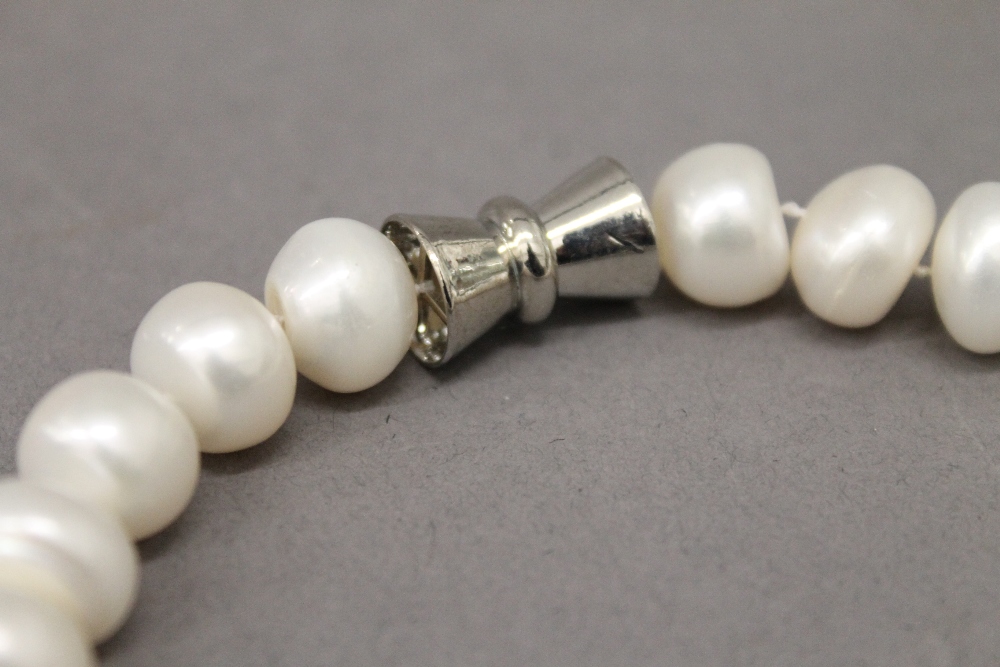 A pearl bead necklace. 44 cm long. - Image 2 of 2