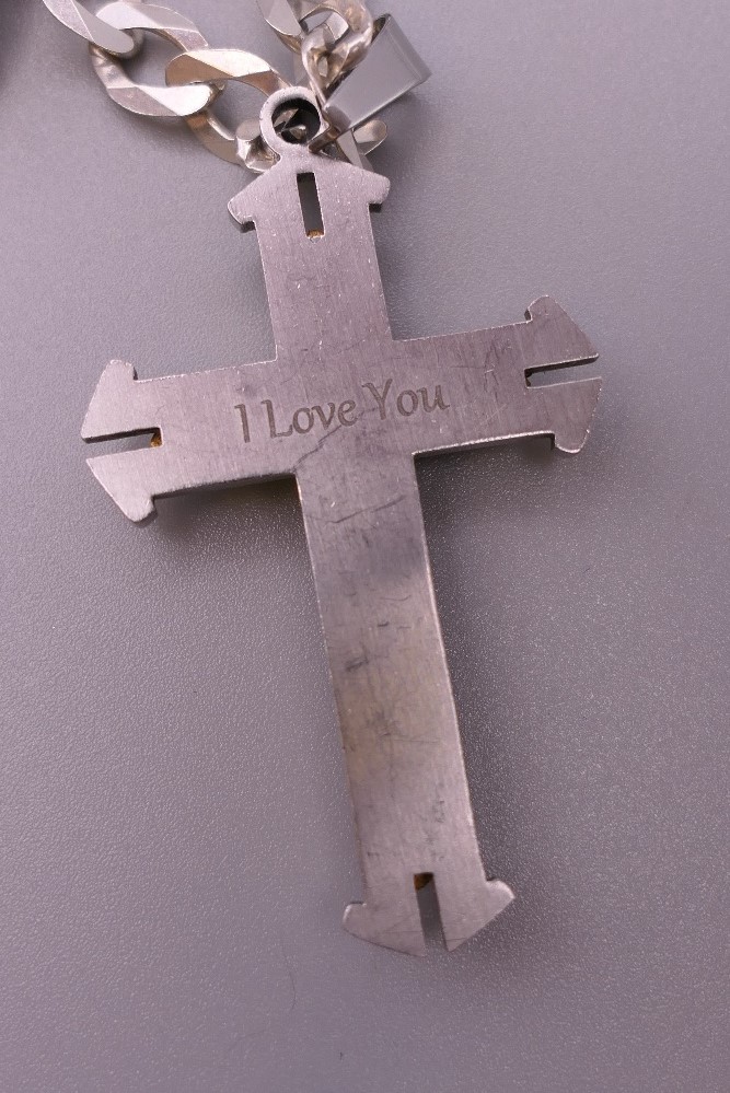 A gentleman's heavy silver chain with two crosses. 55 cm long. 43.1 grammes. - Image 4 of 6