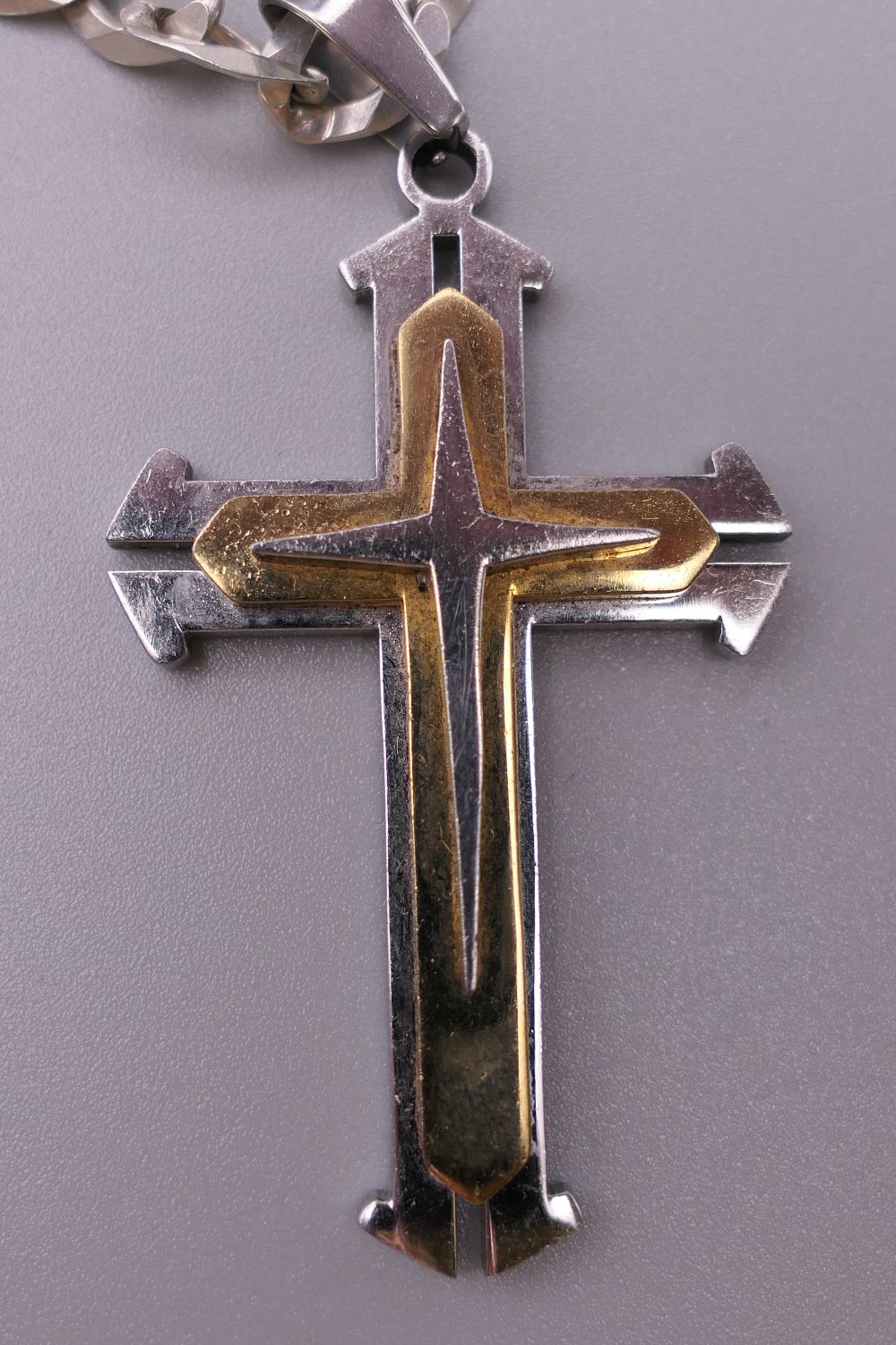 A gentleman's heavy silver chain with two crosses. 55 cm long. 43.1 grammes. - Image 3 of 6