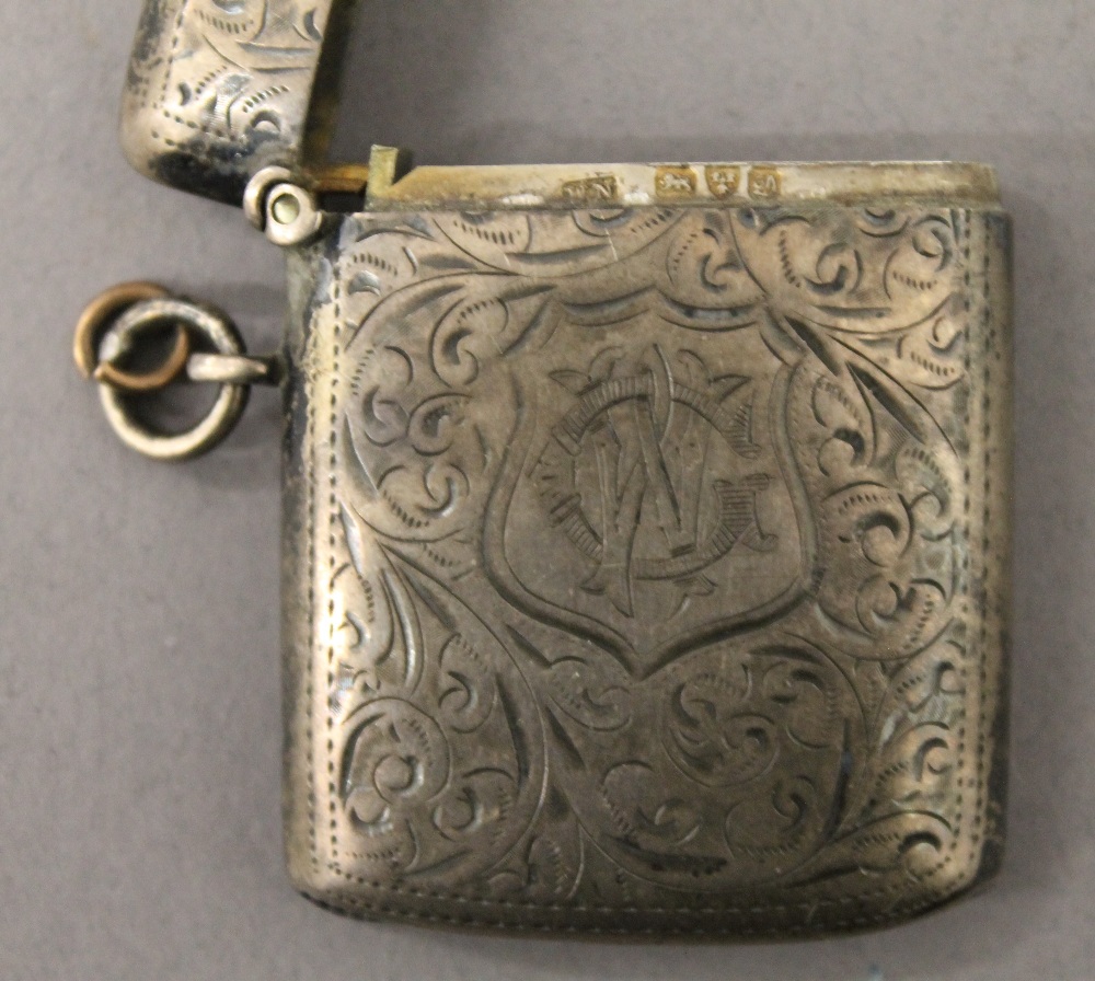 An engraved silver vesta. 4.75 cm high. - Image 4 of 5