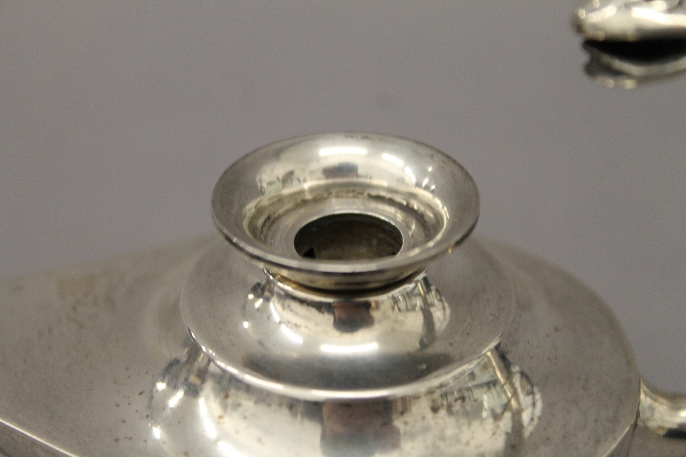 A silver table lighter formed as an oil lamp. 14 cm long. 106.8 grammes total weight. - Image 4 of 6