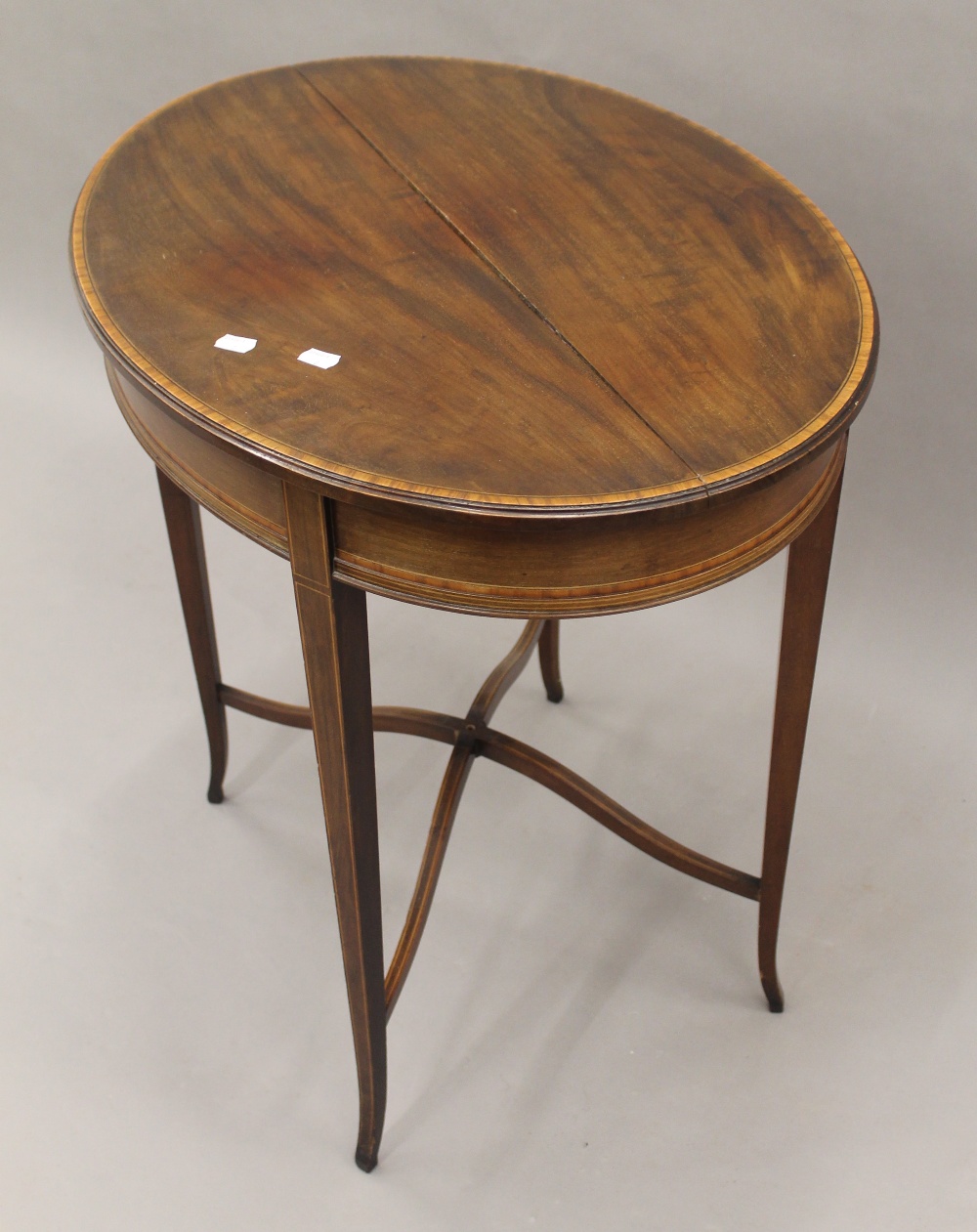 An Edwardian mahogany oval centre table. 73 cm long. - Image 2 of 4