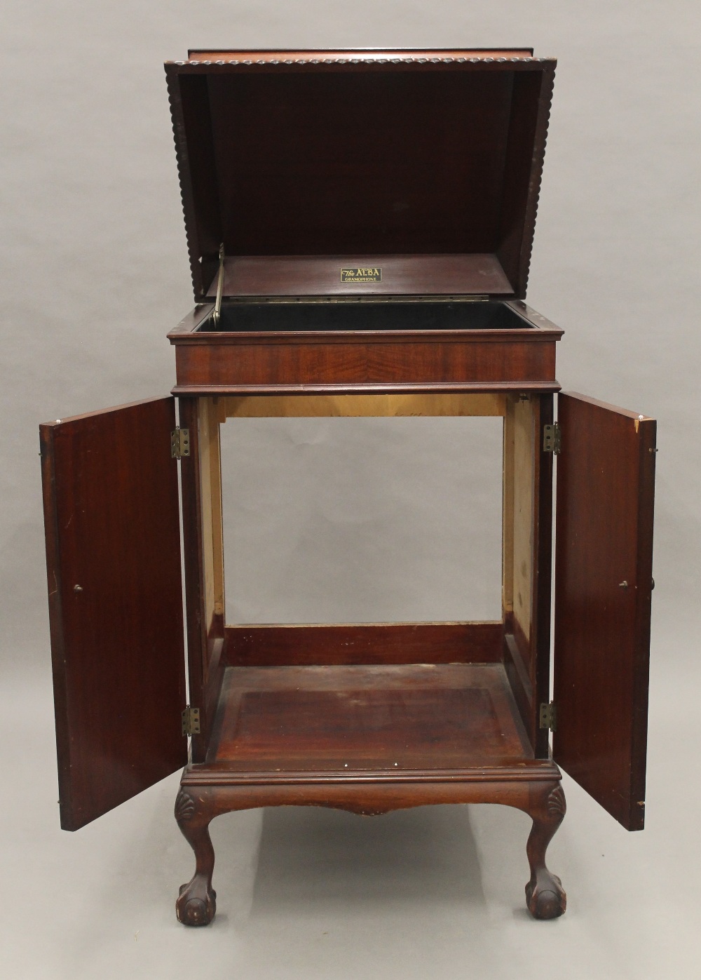 A mahogany gramophone cabinet (lacking gramophone). 58.5 cm wide. - Image 5 of 5