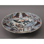 An early 18th century Japanese Imari barbers bowl of typical decoration and palette. 27.