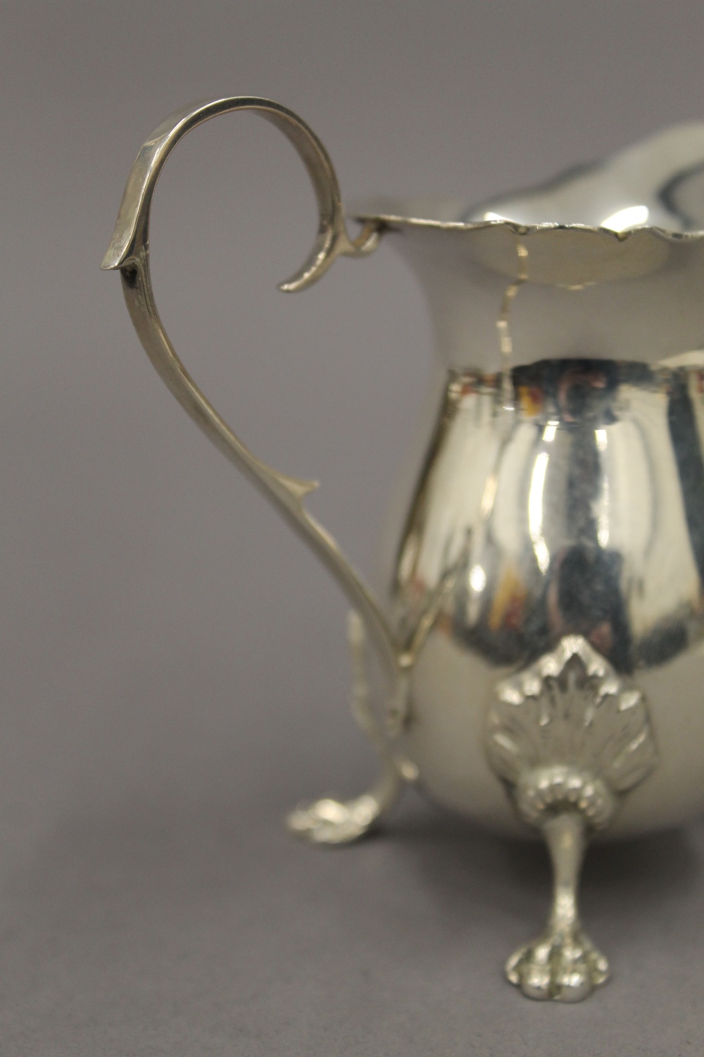 A silver cream jug. 8.5 cm high. 2.8 troy ounces. - Image 3 of 4