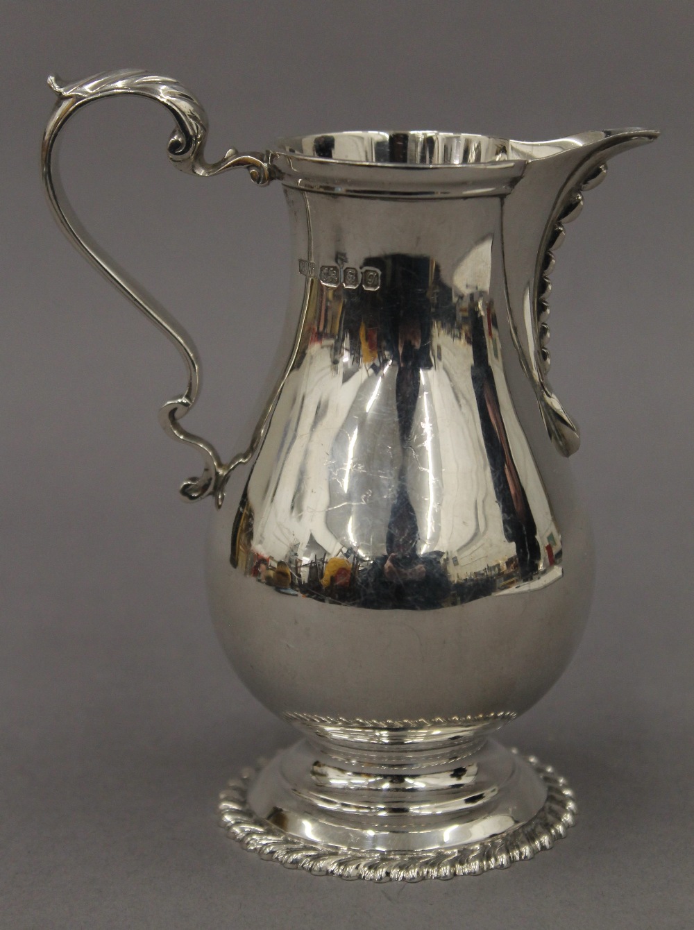 A silver cream jug. 13 cm high. 7 troy ounces. - Image 2 of 4