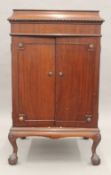 A mahogany gramophone cabinet (lacking gramophone). 58.5 cm wide.