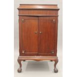 A mahogany gramophone cabinet (lacking gramophone). 58.5 cm wide.