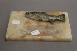 An alabaster ashtray mounted with a model of a fish. 19 cm wide.