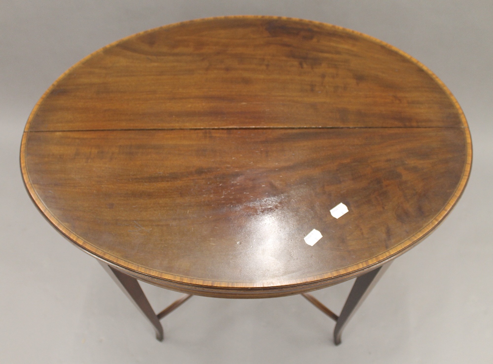 An Edwardian mahogany oval centre table. 73 cm long. - Image 4 of 4