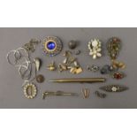 A quantity of miscellaneous vintage jewellery, etc.