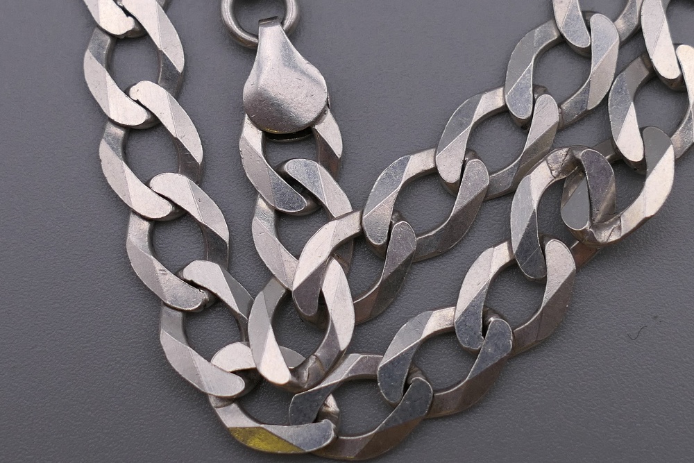 A gentleman's heavy silver chain with two crosses. 55 cm long. 43.1 grammes. - Image 2 of 6