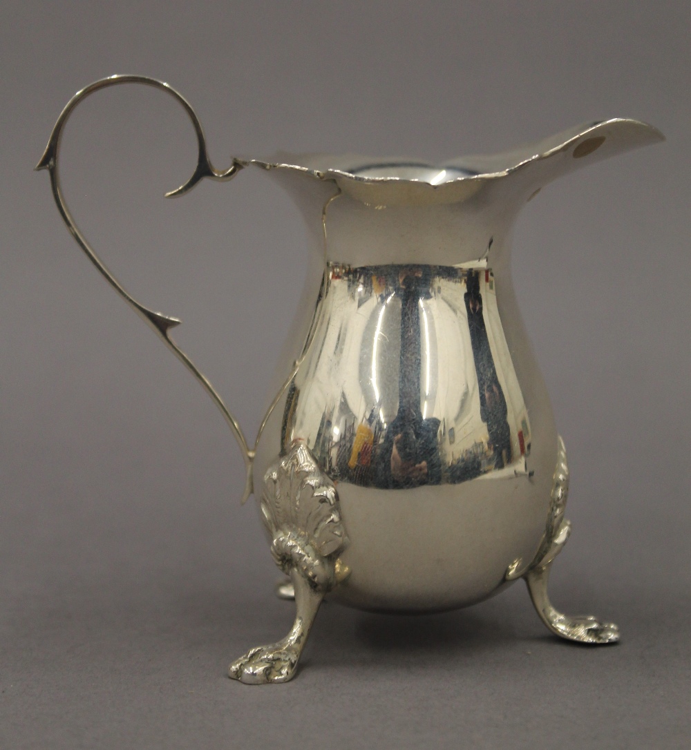 A silver cream jug. 8.5 cm high. 2.8 troy ounces. - Image 2 of 4