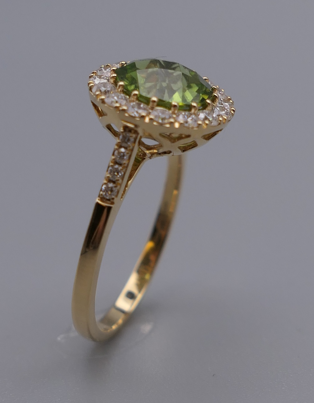 An 18 ct gold, peridot and diamond ring with diamond shoulders. Ring Size M. 3. - Image 3 of 6