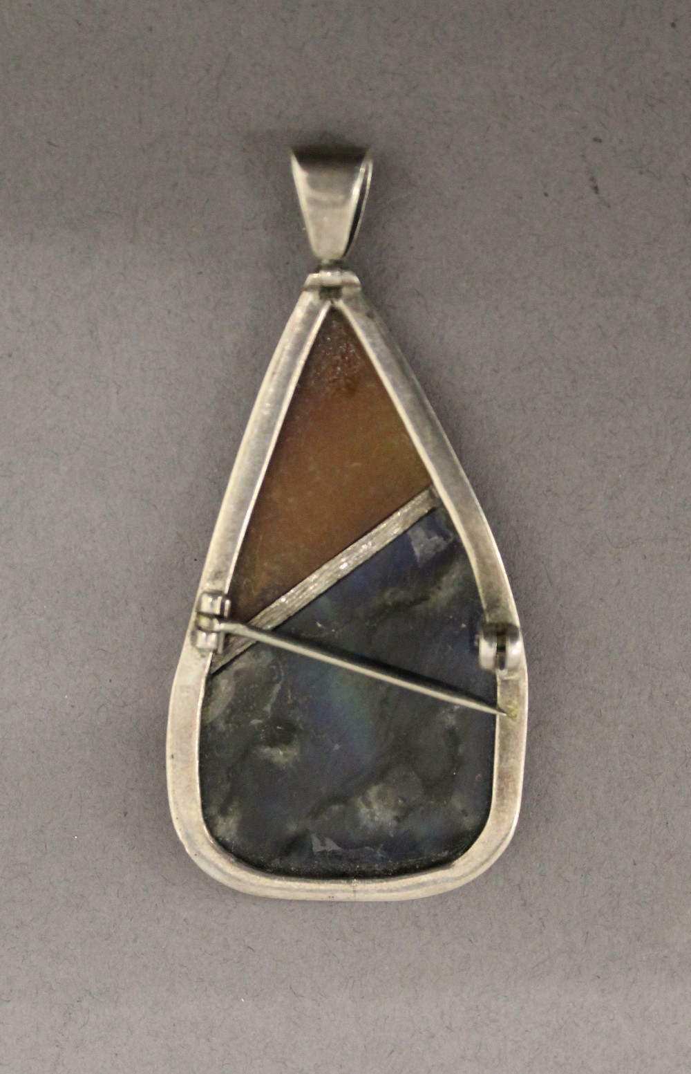 Two silver pendants. The largest 4.5 cm high. - Image 3 of 5