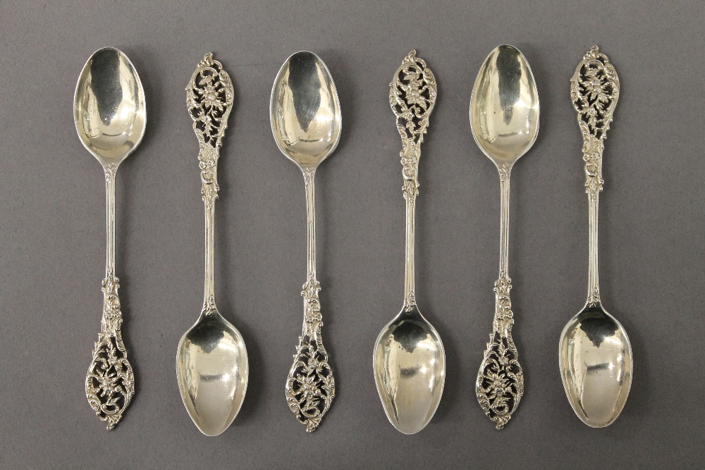 A cased set of silver teaspoons. 2.5 troy ounces.