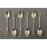 A cased set of silver teaspoons. 2.5 troy ounces.