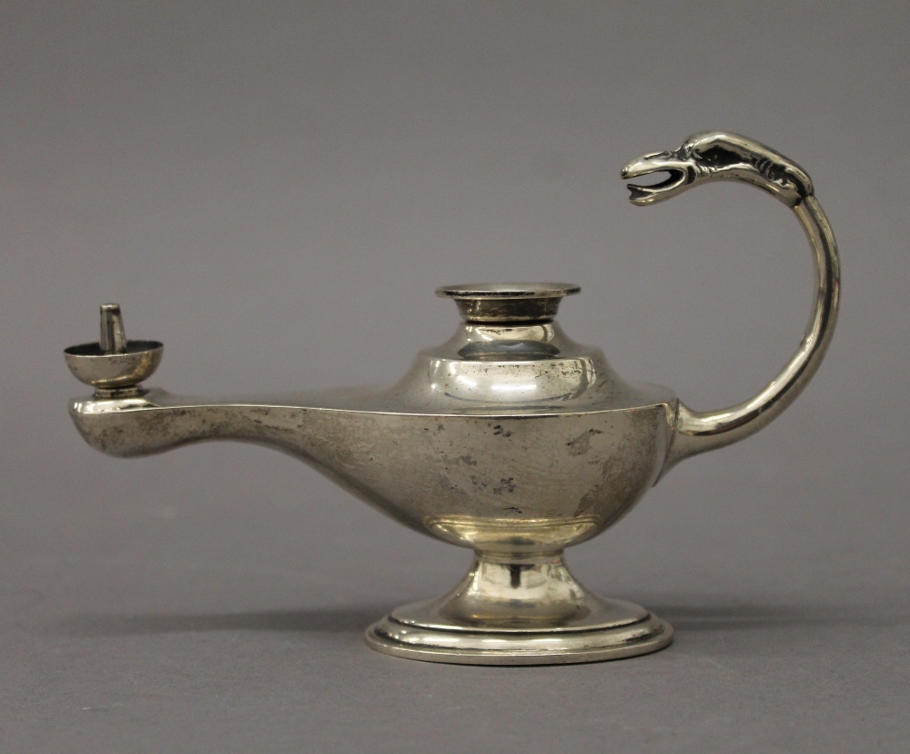 A silver table lighter formed as an oil lamp. 14 cm long. 106.8 grammes total weight. - Image 2 of 6