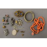 A quantity of miscellaneous vintage jewellery