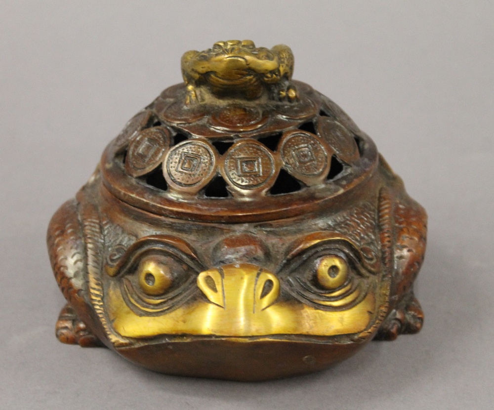 A Chinese bronze frog censer. 10 cm high.