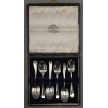 A cased set of silver teaspoons. 2.2 troy ounces.