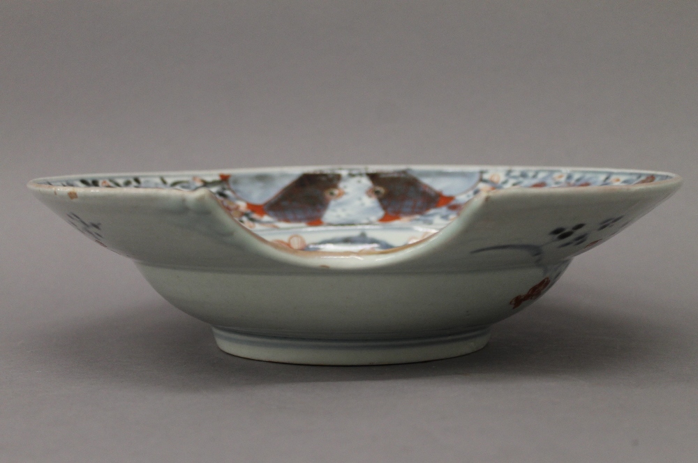 An early 18th century Japanese Imari barbers bowl of typical decoration and palette. 27. - Image 2 of 4