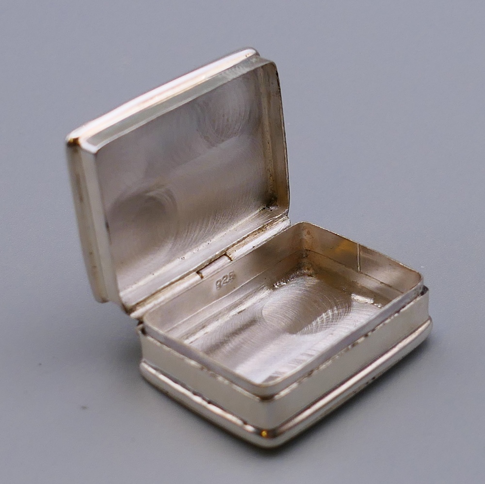 A silver pill box depicting Charlie Chaplin. 3 cm high. - Image 2 of 4