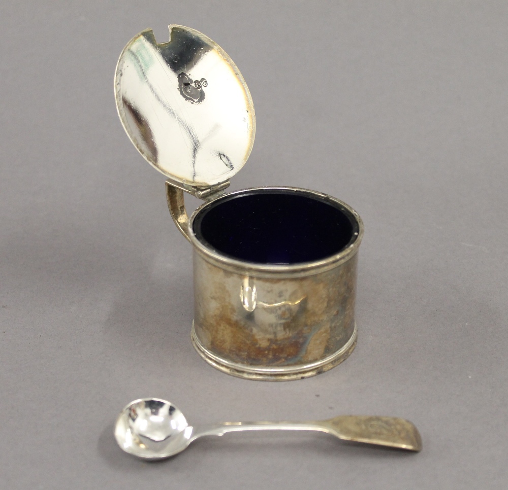 A silver mustard pot with blue glass liner and a silver spoon. 6 cm high. 3.9 troy ounces. - Image 3 of 8