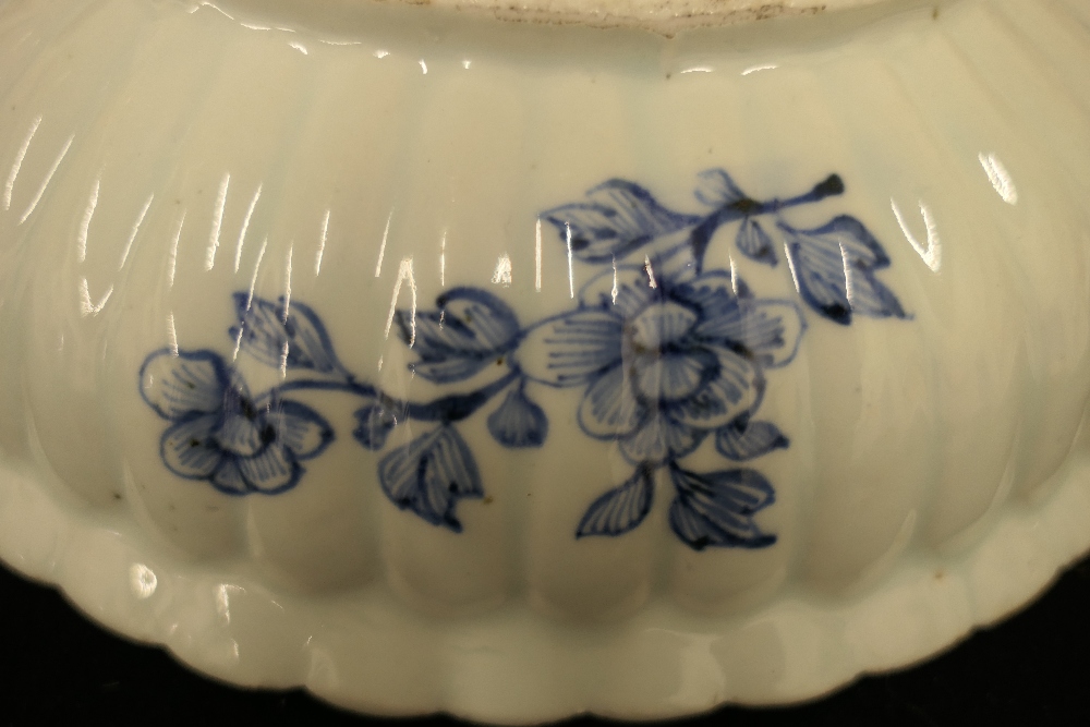 An 18th century Chinese blue and white porcelain bowl and a 19th century blue and white porcelain - Image 17 of 20