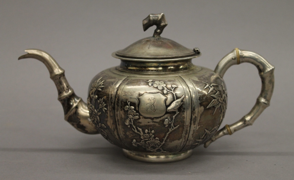 A Chinese silver three-piece tea set. The teapot 25 cm long. 30.1 troy ounces. - Image 6 of 18