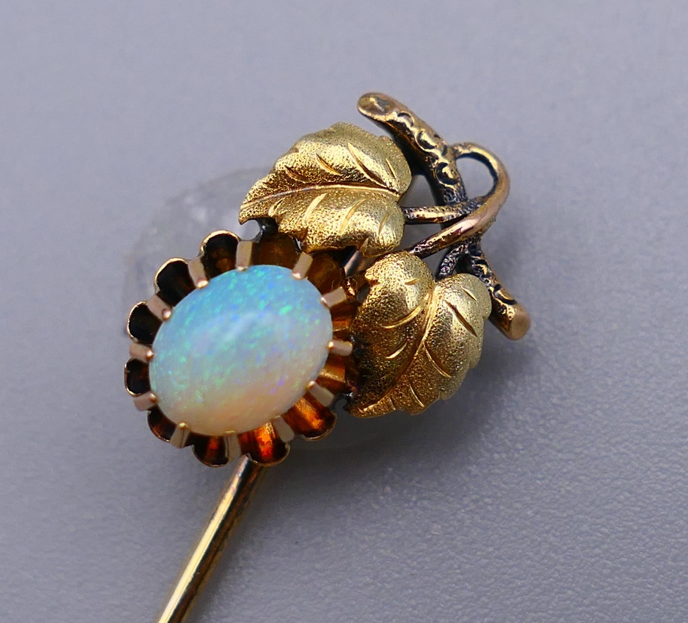 An unmarked gold and opal stick pin. 6 cm high. 1.9 grammes total weight. - Image 2 of 4