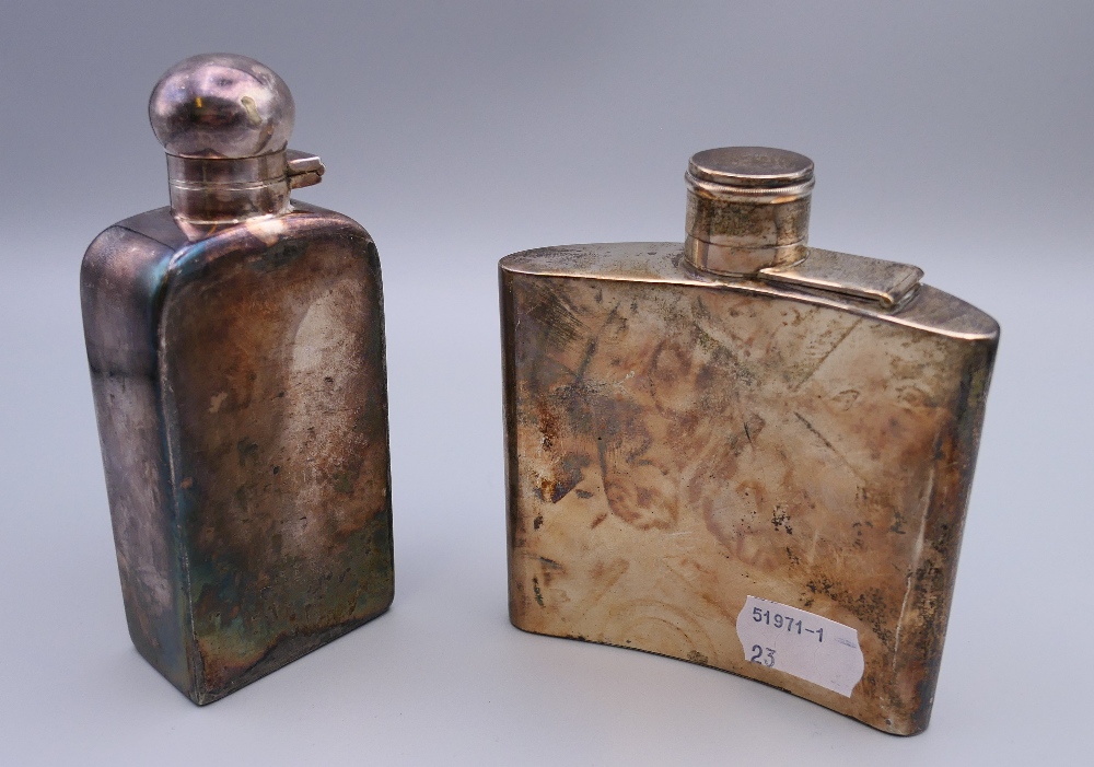 A silver hip flask (4.6 troy ounces) and a plated hip flask. The former 10 cm high. - Image 2 of 10