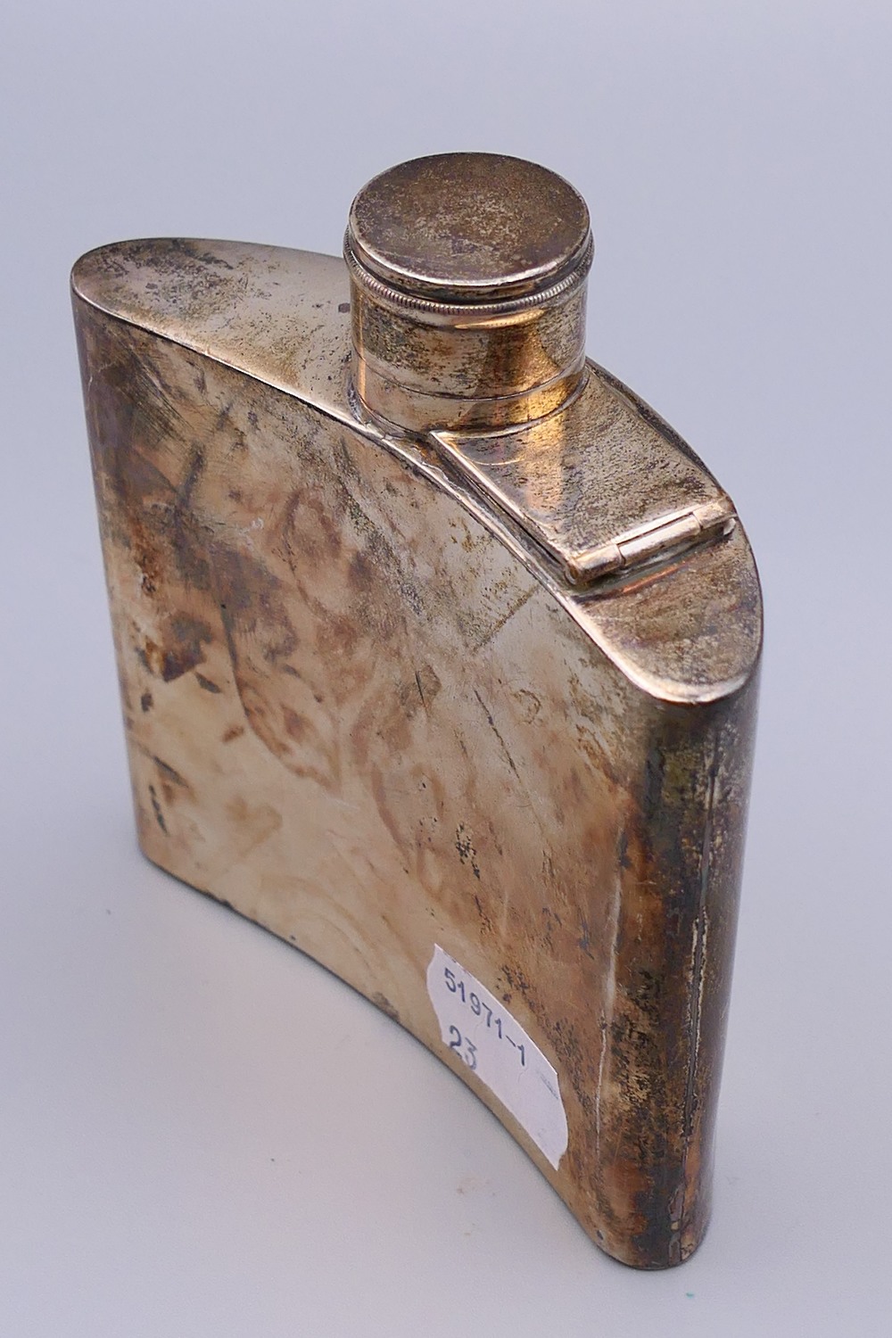 A silver hip flask (4.6 troy ounces) and a plated hip flask. The former 10 cm high. - Image 6 of 10