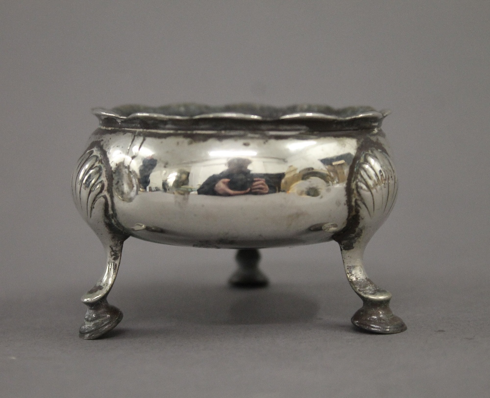 Two Georgian silver salts. Each approximately 6 cm diameter. 4.4 troy ounces. - Image 3 of 7