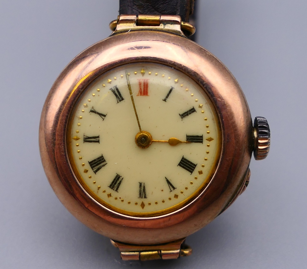 A ladies 9 ct gold cased wristwatch. 3 cm wide. 20 grammes total weight.