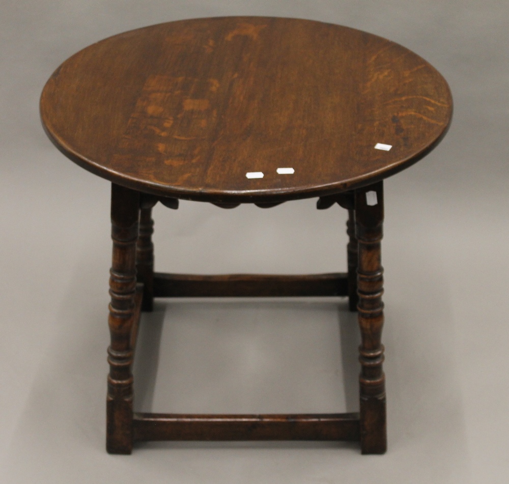 A modern oak centre table. 59.5 cm high.