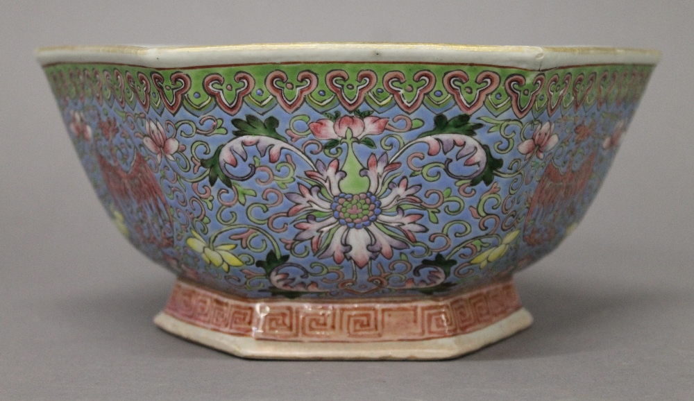 A Chinese hexagonal turquoise and blue bowl. 21 cm diameter. - Image 2 of 9